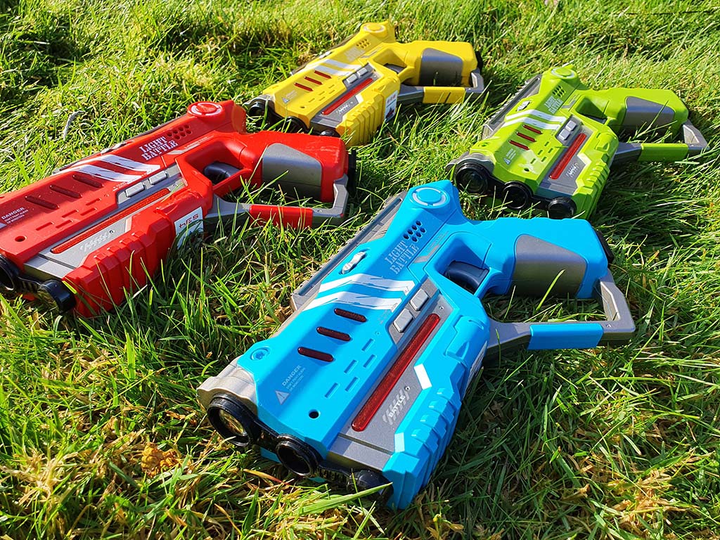 Kartonnen bullseyes & walkie talkies